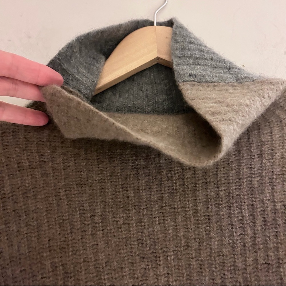 Lord + Taylor Grey Colour Block 100% Cashmere Crop Turtleneck Sweater Size XS - Picture 3 of 13